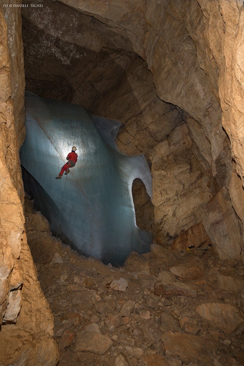 Speleo in risalita lungo il ghiacciaio ipogeo all'interno della grotta