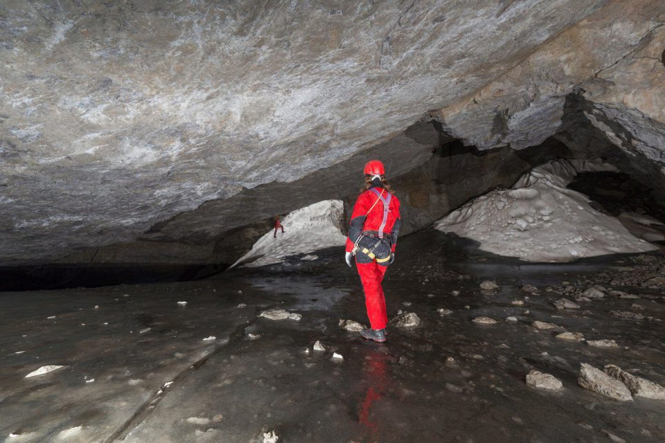La liscia superficie ghiacciata all'interno della grotta
