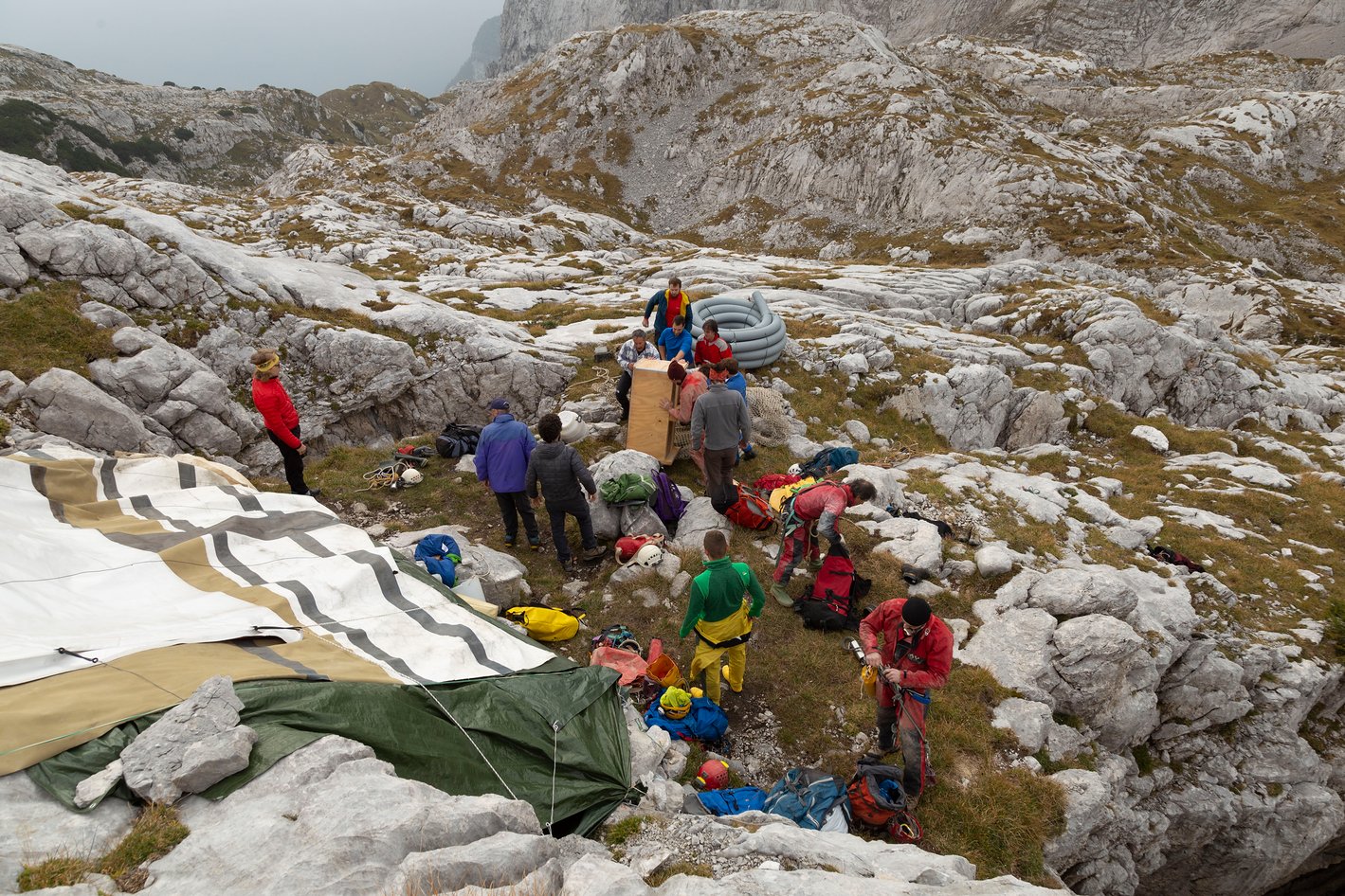 preparazione all'ingresso in grotta
