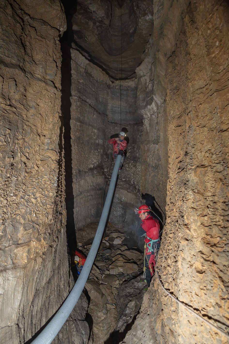 materiale trasportato a -500m per deviare una cascata d'acqua lungo il percorso