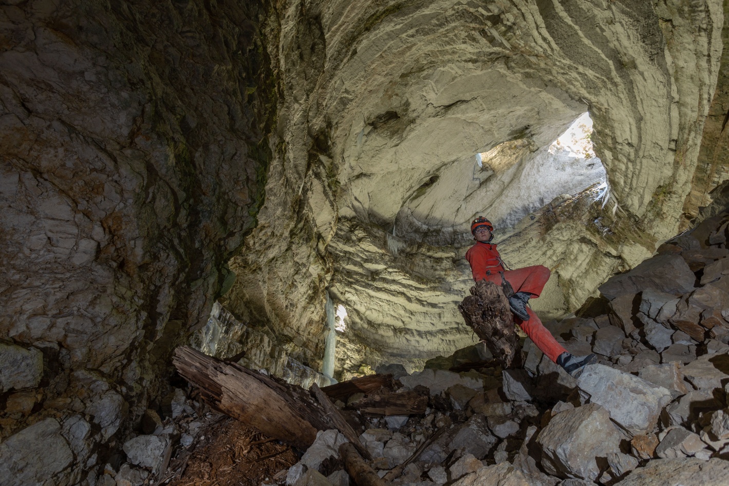 Unoscorcio dal basso della grotta